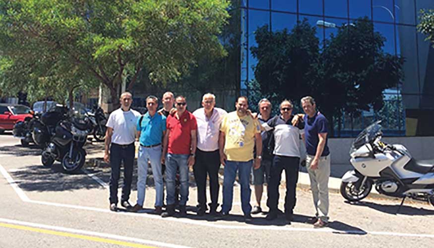 Manuel L�pez Pecero, en el centro de la imagen con camisa clara, recibi� en Alumasa en dos ocasiones a los miembros de la Ruta del Cerramiento...