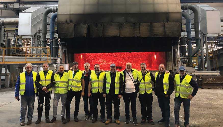 El fundador de Grupo L�pez Bola�os, cuarto por la derecha, en otra de las visitas de la Ruta del Cerramiento a Alumasa