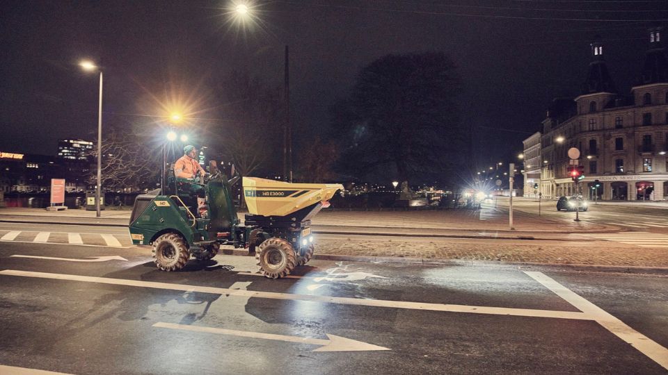 O dumper E3000, 100% eltrico,  o equipamento perfeito para trabalhar em ambientes urbanos