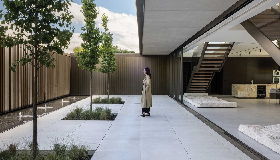 En el interior de la vivienda el espacio se libera de rigideces formales...