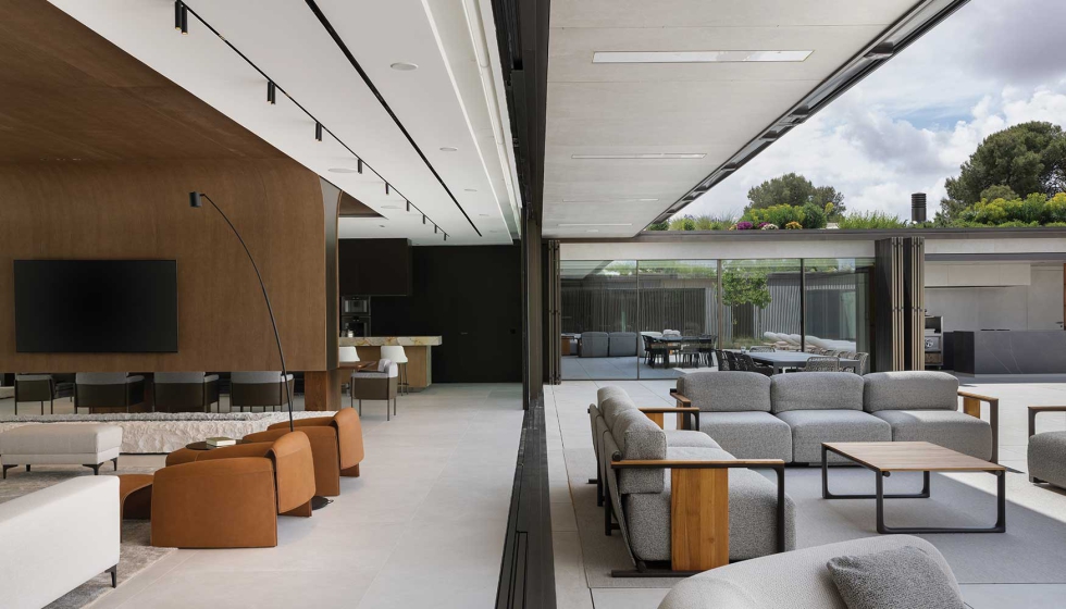 En la planta baja, la estructura es casi imperceptible y resuelve grandes luces con ligereza...