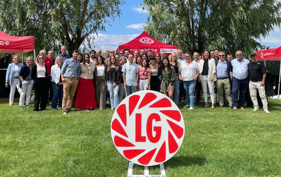 Foto de familia de la delegaci�n del Grupo Limagrain y el equipo de Limagrain Field Seeds Ib�rica
