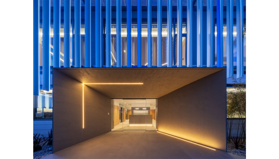 Cada una de las 107 lamas que componen la fachada del edificio, de hasta 12 metros de longitud, incorpora iluminaci�n LED indirecta...