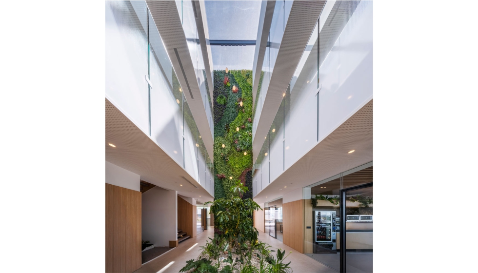 jard�n vertical en el atrio del edificio de Extrusax. Foto: David Frutos