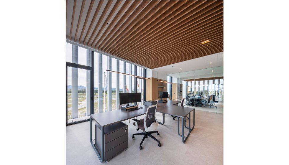 Todo el mobiliario, desde las mesas de juntas hasta las sillas de direcci�n, ha sido fabricado a medida...