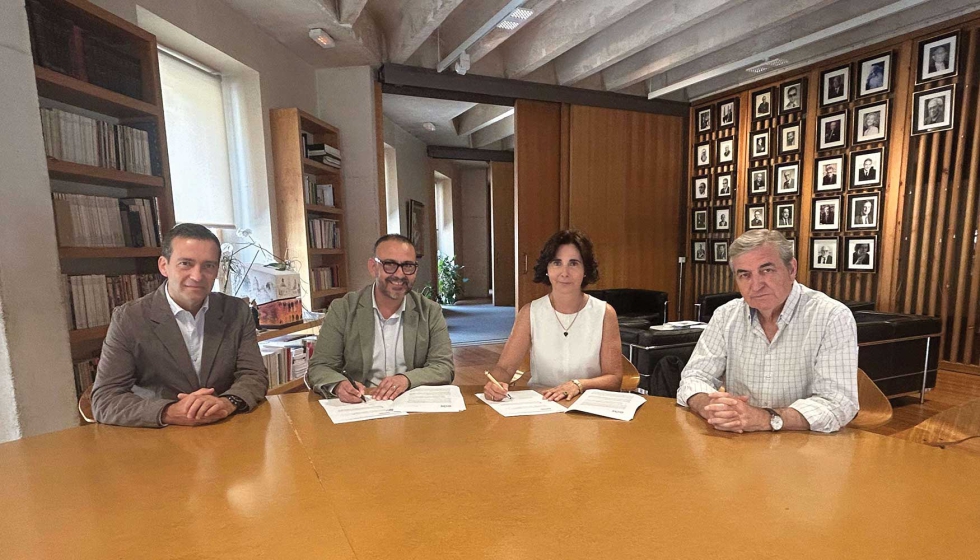 Responsables de Simon y el Observatorio de Arquitectura Saludable durante la firma del acuerdo