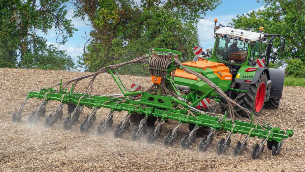 Dep�sito presurizado de tres c�maras con un volumen de 4.100 litros (50%, 30%, 20%) montado de serie