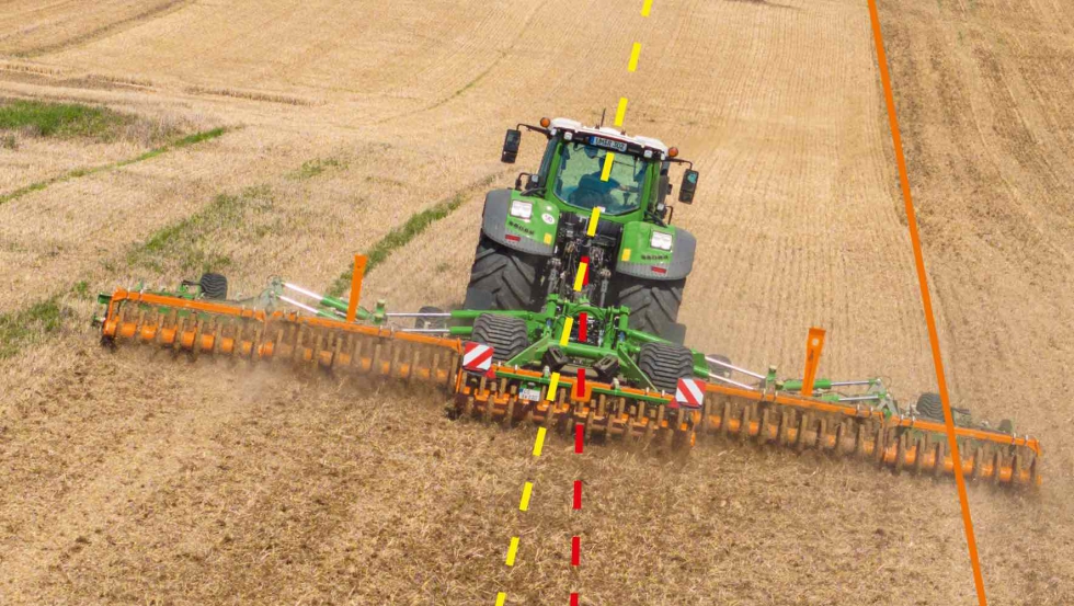 El cilindro de ajuste se extiende, la fila de discos traseros aumenta la profundidad de trabajo y tira hacia la izquierda...