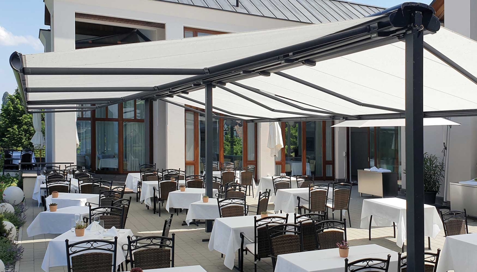 A nova instalao de toldos markilux confere ao terrao do hotel e restaurante Lilienberg, nas margens do Lago Constana, na Sua...