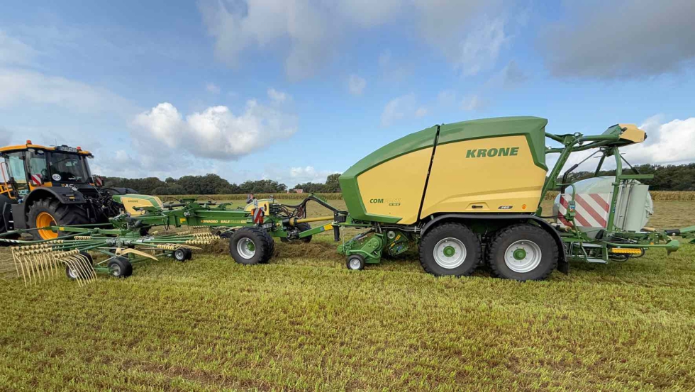 Combinaci�n de rastrillo hilerador y empacadora