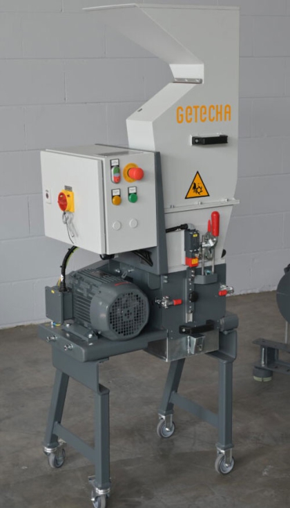 El RS 150 de Getecha es un granulador compacto junto a prensa (aqu en versin de bastidor alto) para la alimentacin manual o automatizada de...