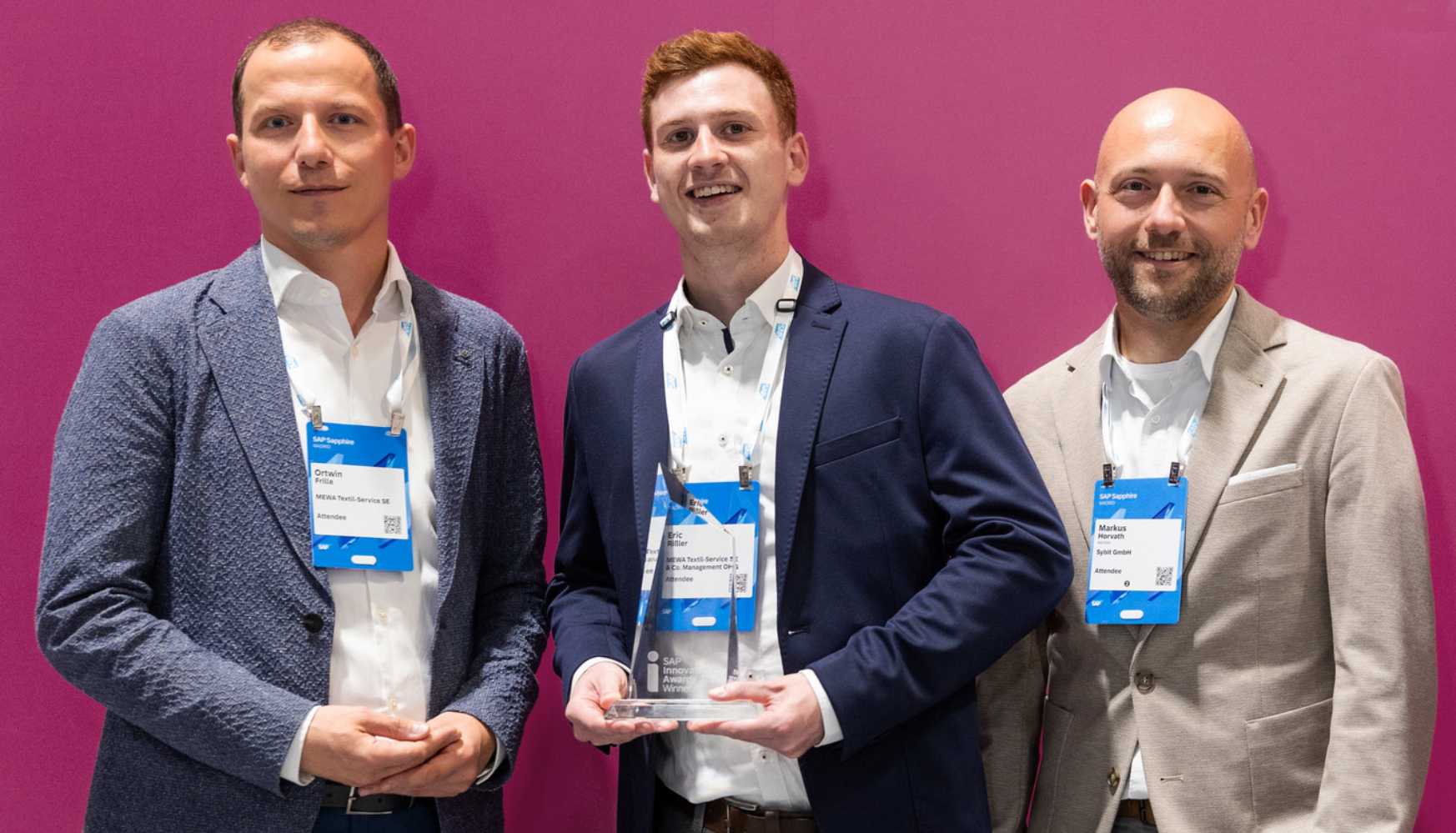 Ortwin Frille e Eric Rissler da Mewa ( esquerda) e Markus Horvath da Sybit com o prmio SAP Innovation Award 2025 (foto...