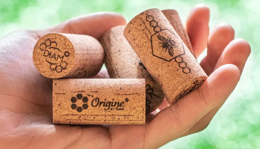 La gama Diam Origine combina la flor de corcho con un aglomerante con polioles de origen biológico y una emulsión de cera de...