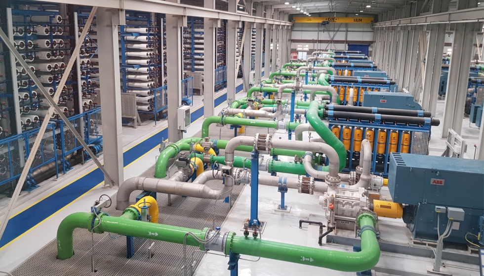 Nave principal de una planta de osmosis inversa. Foto: Javier Alzaga Gimeno