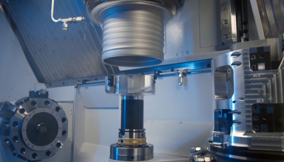 Imagen 3. El primer paso del mecanizado es el pre-desbaste de los distintos dimetros interiores del componente...