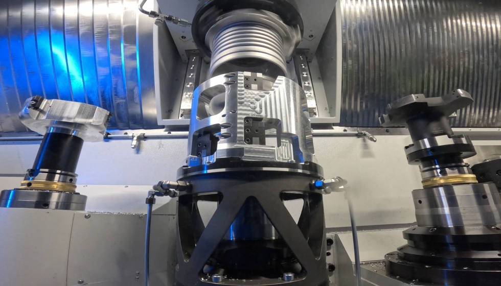 Imagen 4. En el segundo paso del mecanizado, el componente de pared delgada se coloca en el espacio entre la herramienta interior y la exterior...