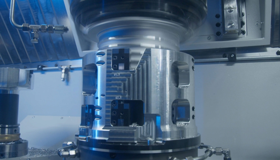 Imagen 5. La diferencia entre la velocidad de la herramienta y la velocidad de la pieza determina la velocidad de corte en los filos interiores...