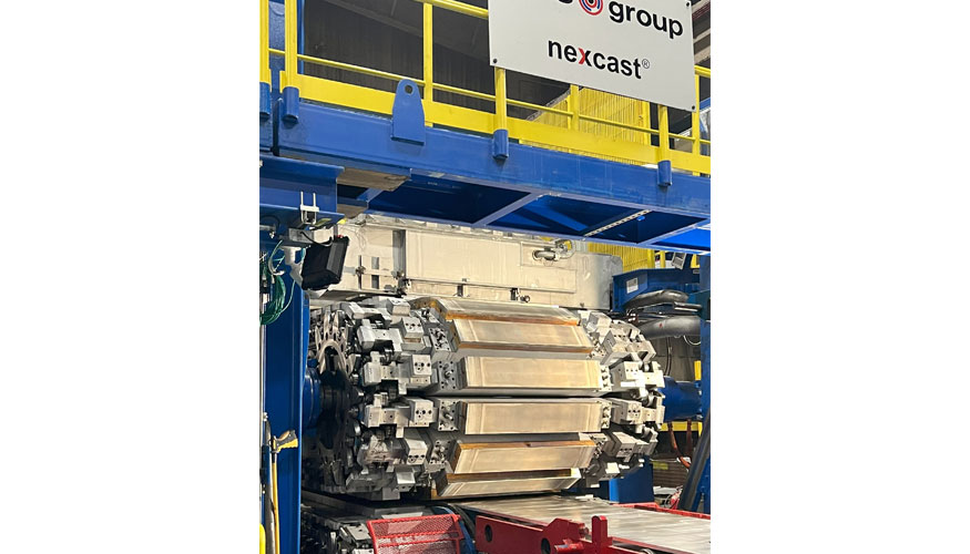 El aluminio fundido se convierte en una banda de 20 mm de espesor y sale de la m�quina de colada Nexcast para su laminaci�n en caliente en l�nea...