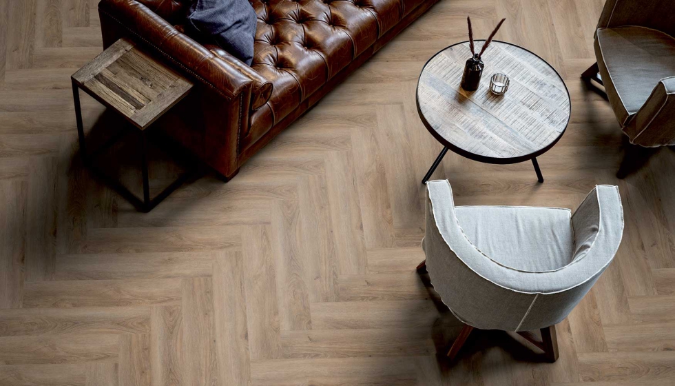 Dise�o de espiga muy actual, tambi�n disponible en la variante Perform: pavimento vin�lico de dise�o Sōya en roble M�laga...