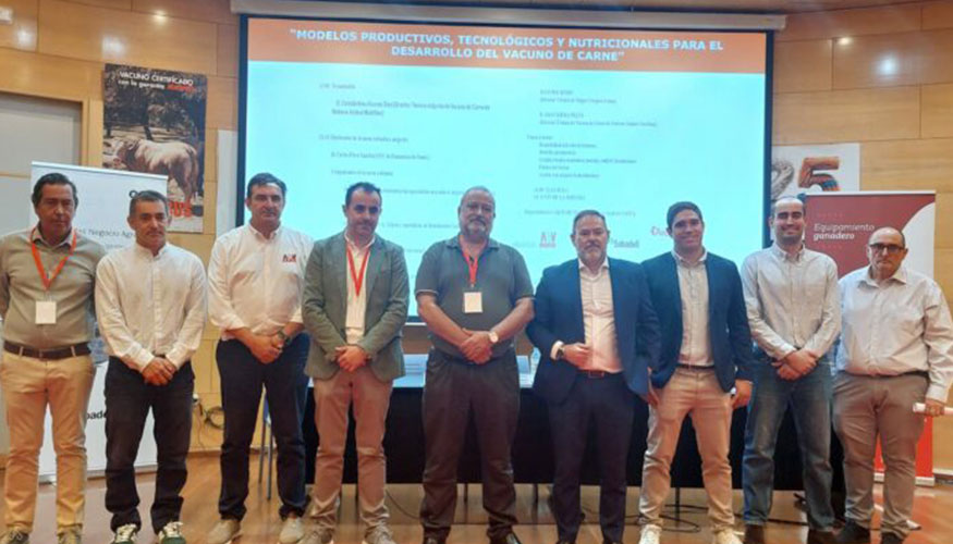 Foto de familia de los participantes en los VIII Encuentros Profesionales del Vacuno de Carne de Salamaq25