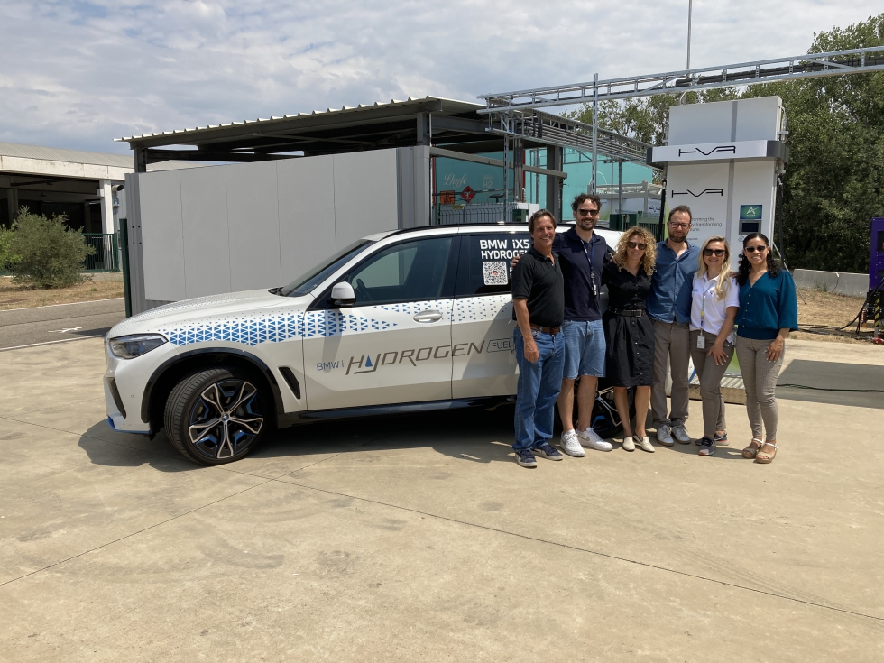 Representantes de HVR Energy, BMW, EIT Urban Mobility y Wolftank durante la validacin en Miramas del concepto ACTIVA...