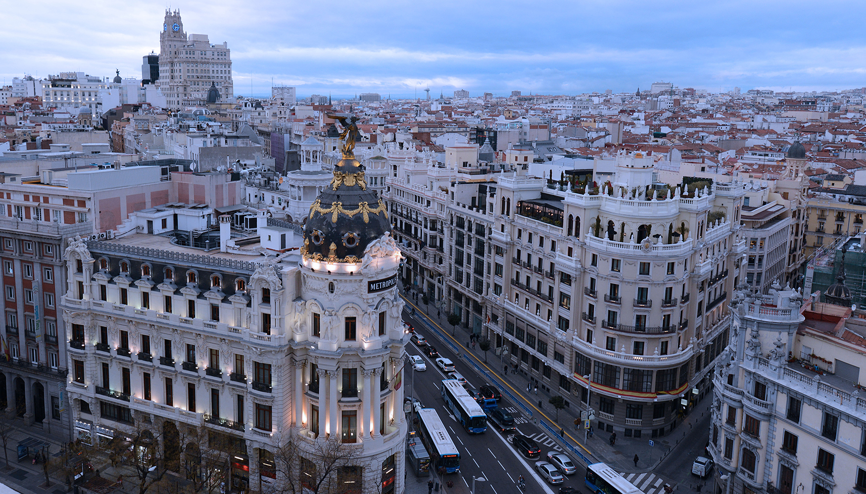 Imagen panor�mica de la confluencia de la Gran V�a madrile�a con la calle de Alca� desde el edificio del C�rculo de Bellas Artes...