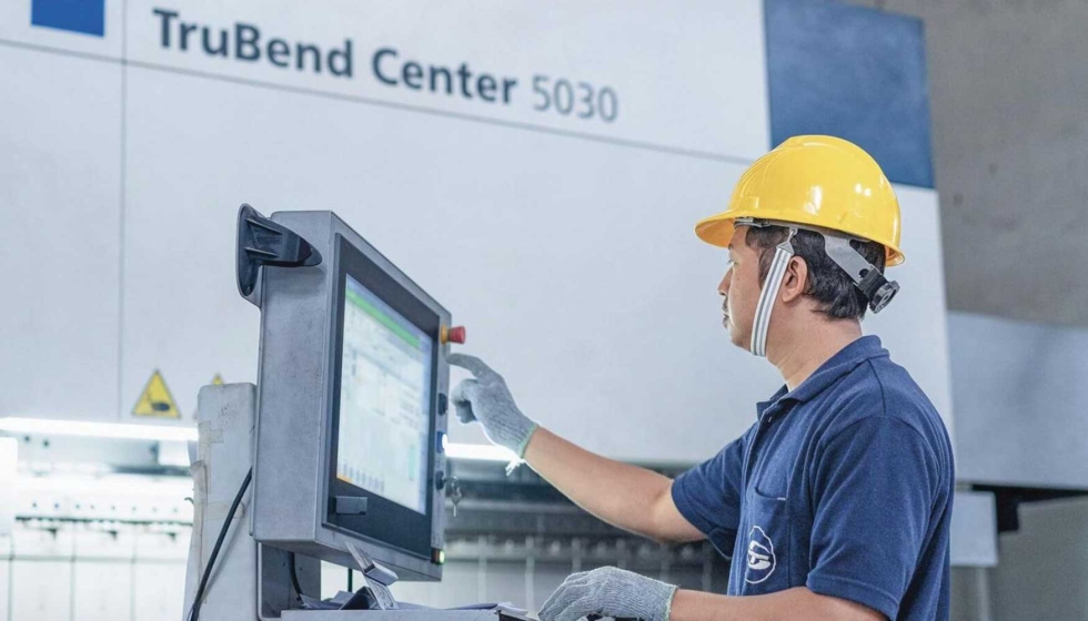 Nuevas posibilidades: antes, los empleados soldaban y doblaban de cinco a seis piezas para fabricar la puerta del maletero...