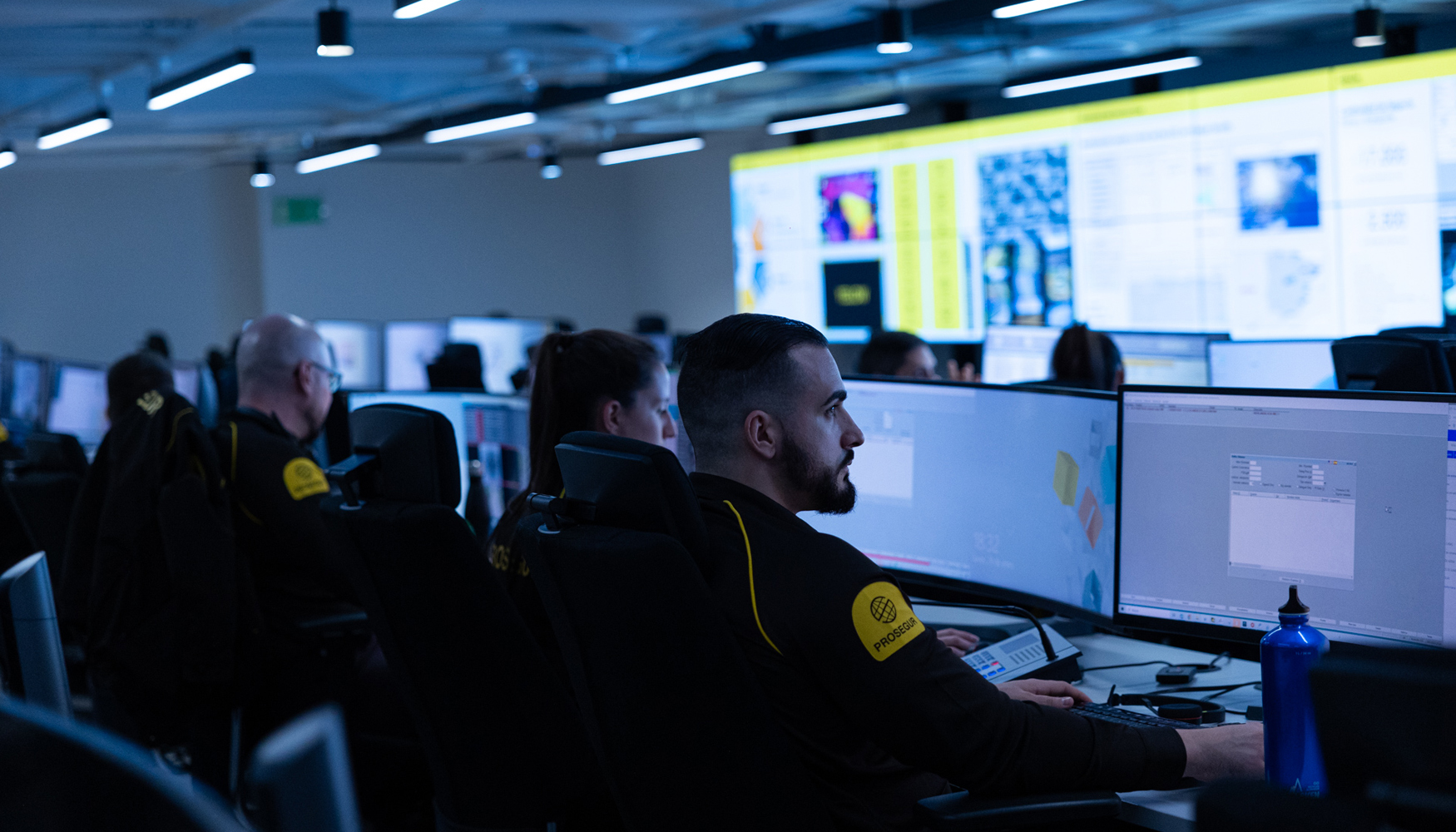 Todos los dispositivos de Prosegur estn supervisados desde centros de control y iSOC que permiten una monitorizacin continua y en tiempo real...