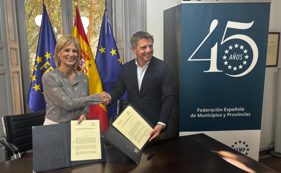 Firma del convenio de colaboraci�n entre Mar�a Jos� Garc�a-Pelayo, presidenta de la FEMP, y Jos� Luis �lvarez Almeida de Hosteler�a de Espa�a...