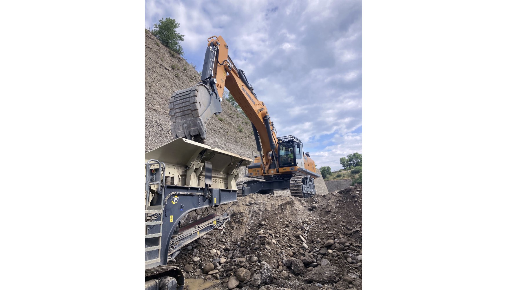 Una excavadora de cadenas R 978 SME trabajando en la cantera de ridos de Beynon