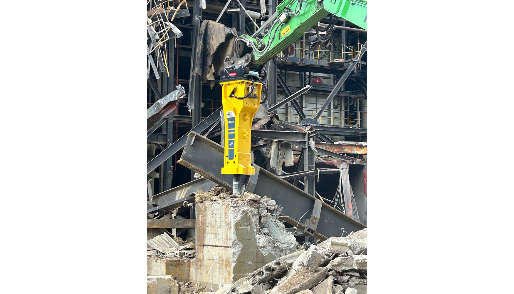 Los primeros golpes del Epiroc HB 5800 en el terreno de la central elctrica de Scholven