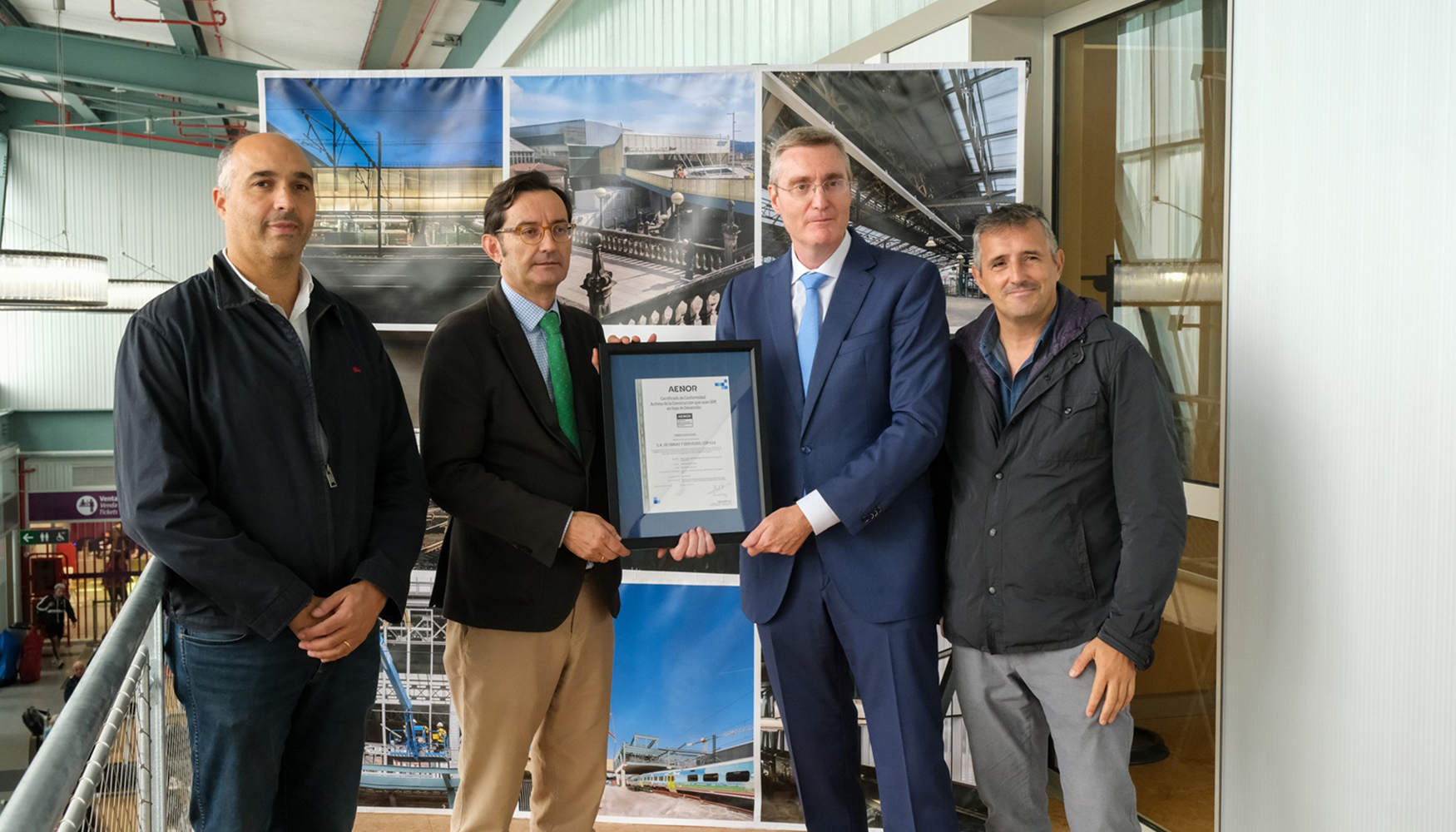 Acto de entrega de la certificacin de Aenor a Copasa en la estacin de Adif de Santiago de Compostela
