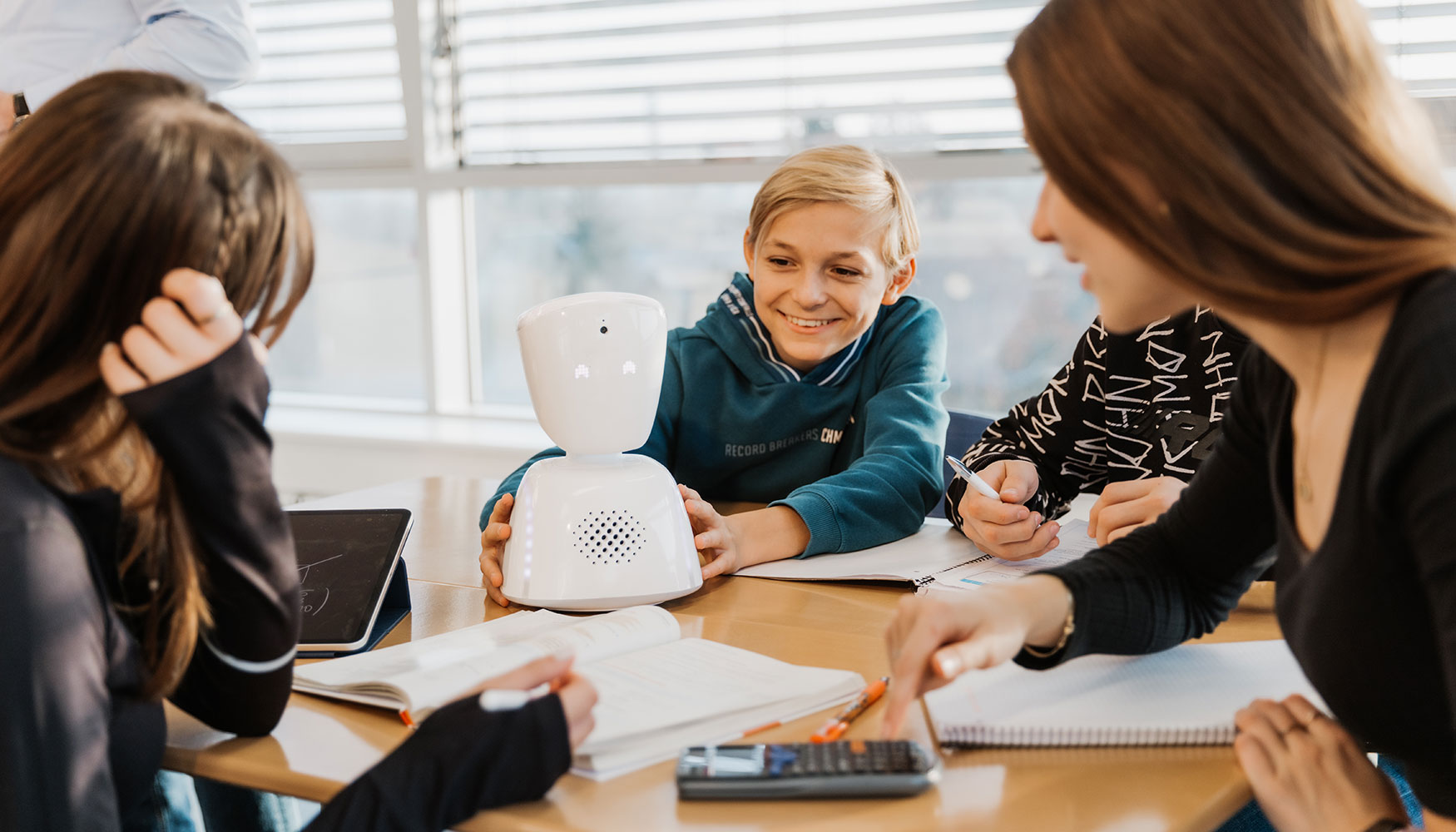 Gracias a su conectividad 4G y WiFi, el robot puede acompa�ar a sus compa�eros al recreo, al comedor o incluso en excursiones...