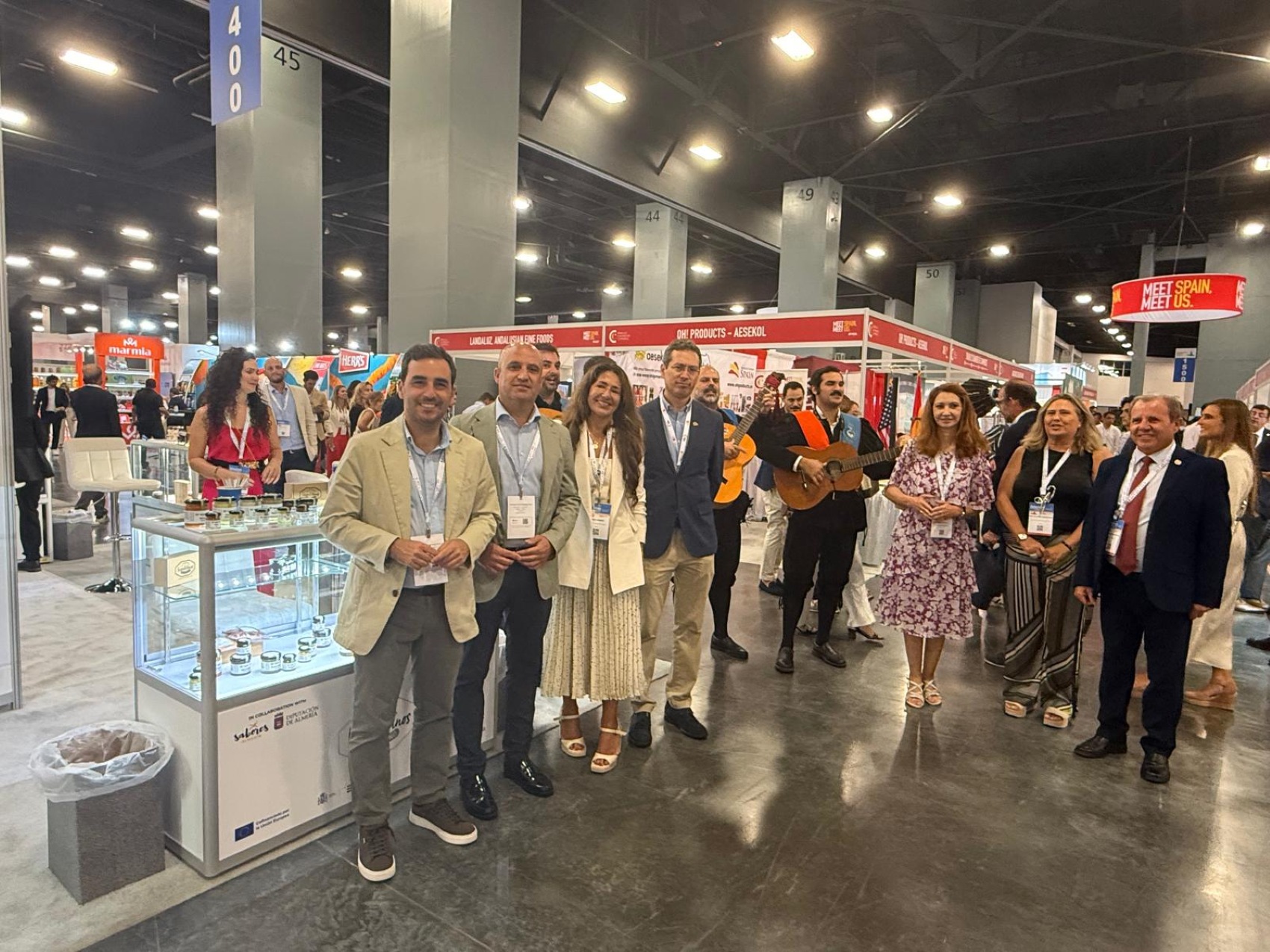 Imagen de las autoridades, durante su recorrido por la feria