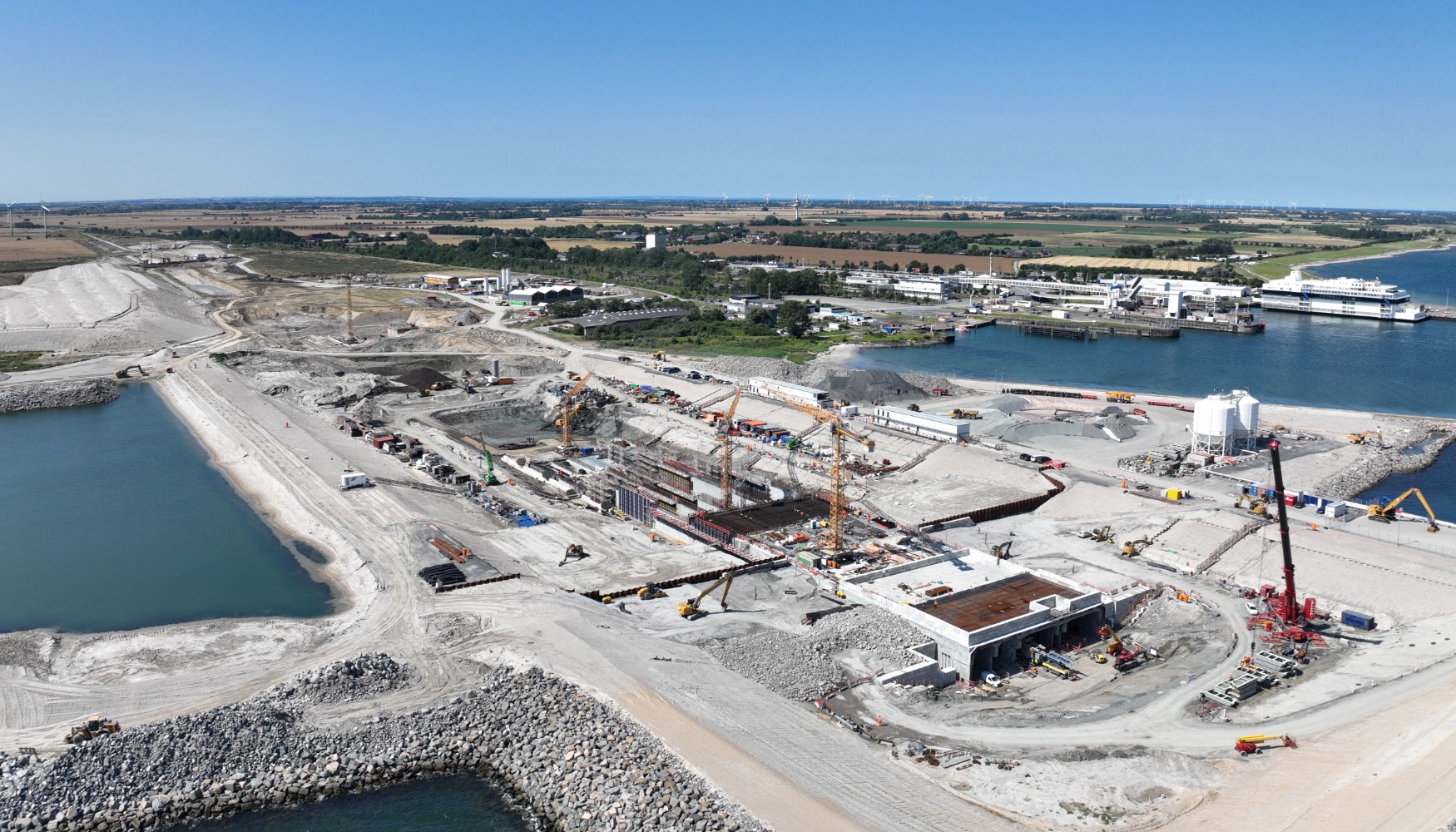 Gras torre de Liebherr sobre rales en los trabajos del tnel. Imagen de Femern A/S