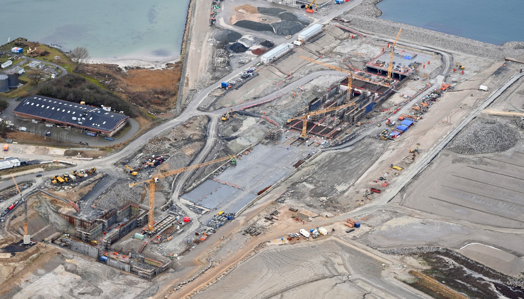 Gras como la 380 EC-B 16 o la 380 EC-H 40 destacan por su potente mecanismo de giro y sus altas prestaciones. Imagen de Femern A/S...