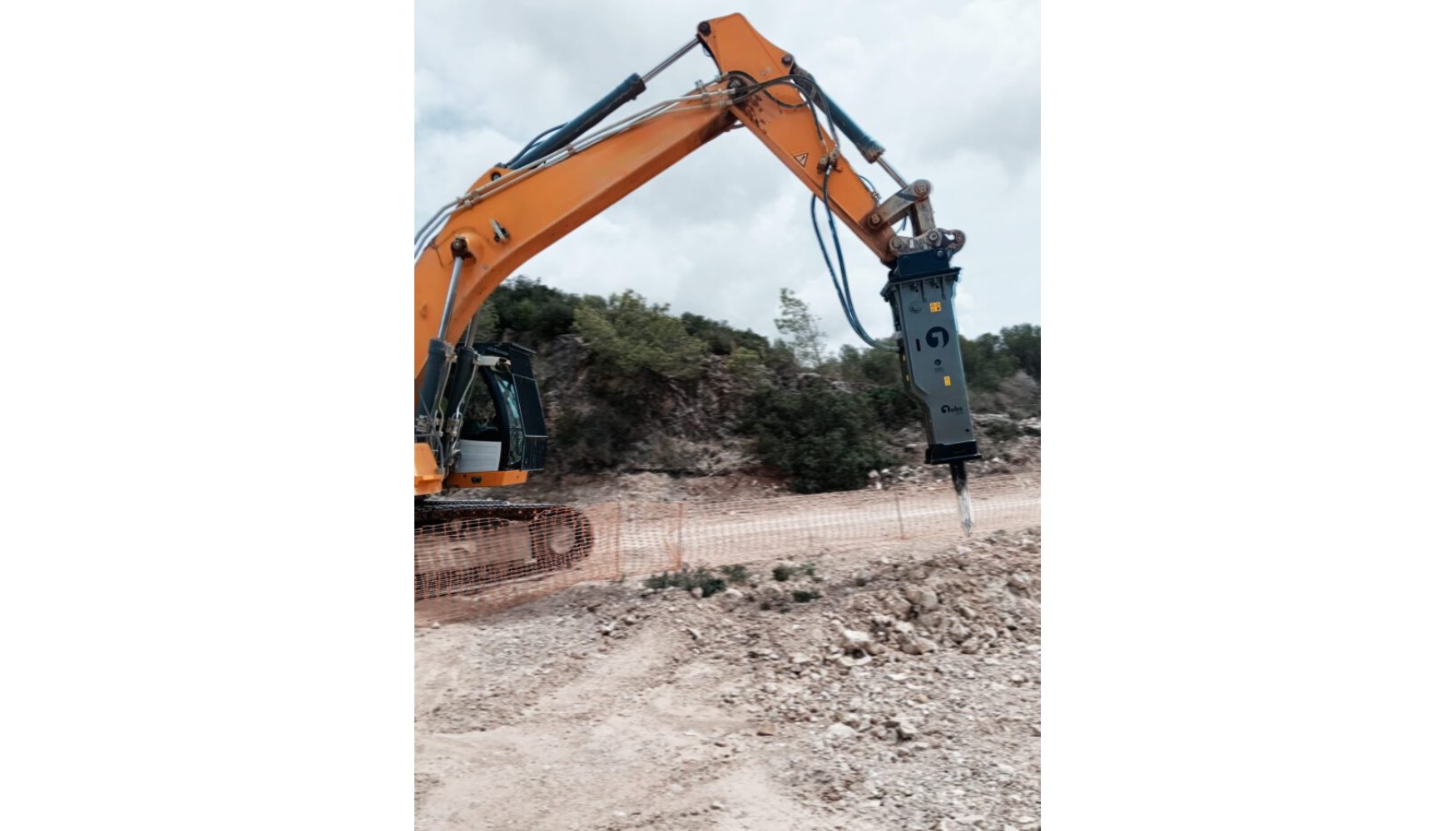 El nuevo martillo ha sido montado en una excavadora de cadenas Liebherr