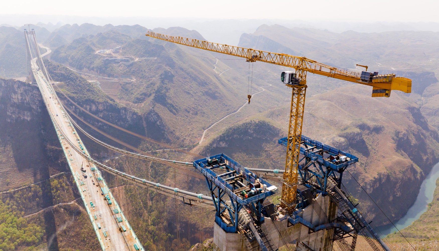 Gr�a Potain MCT 385 trabajando en la construcci�n del puente del Gran Ca��n de Huajiang