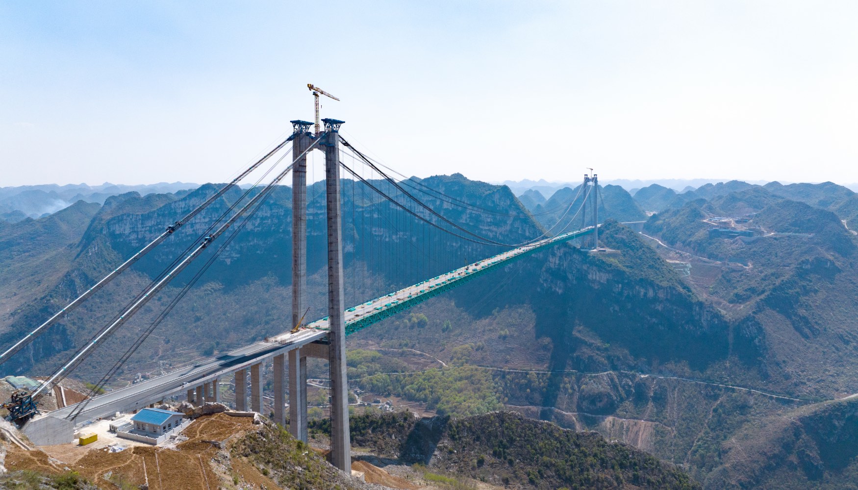 El nuevo puente destaca por su altura libre de 625 m desde su tablero hasta la superficie del r�o