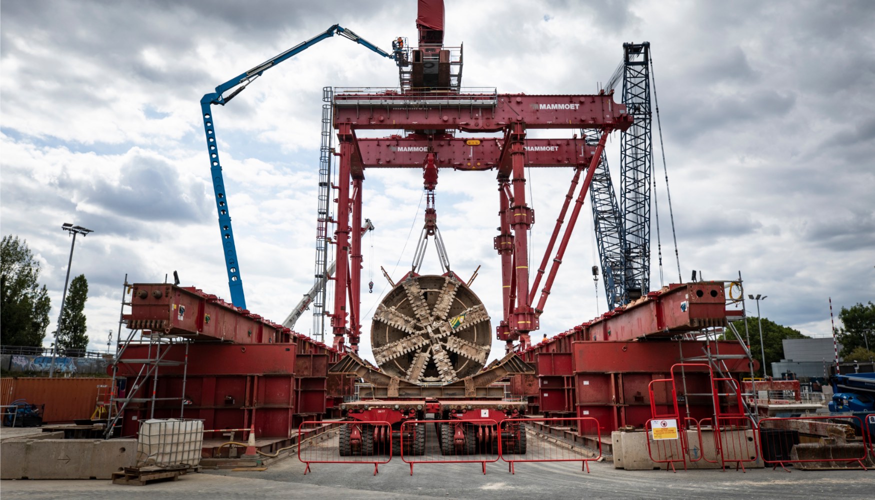 Extracci�n de tuneladora con el sistema de p�rtico desarrollado por Mammoet