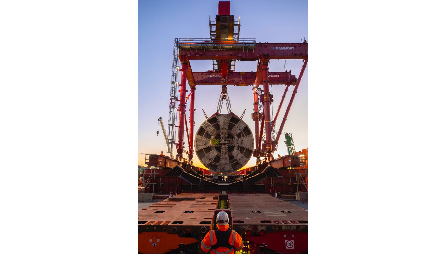 Las estructuras se posicionan sobre 32 l�neas de ejes del Transportador Modular Autopropulsado (SPMT)