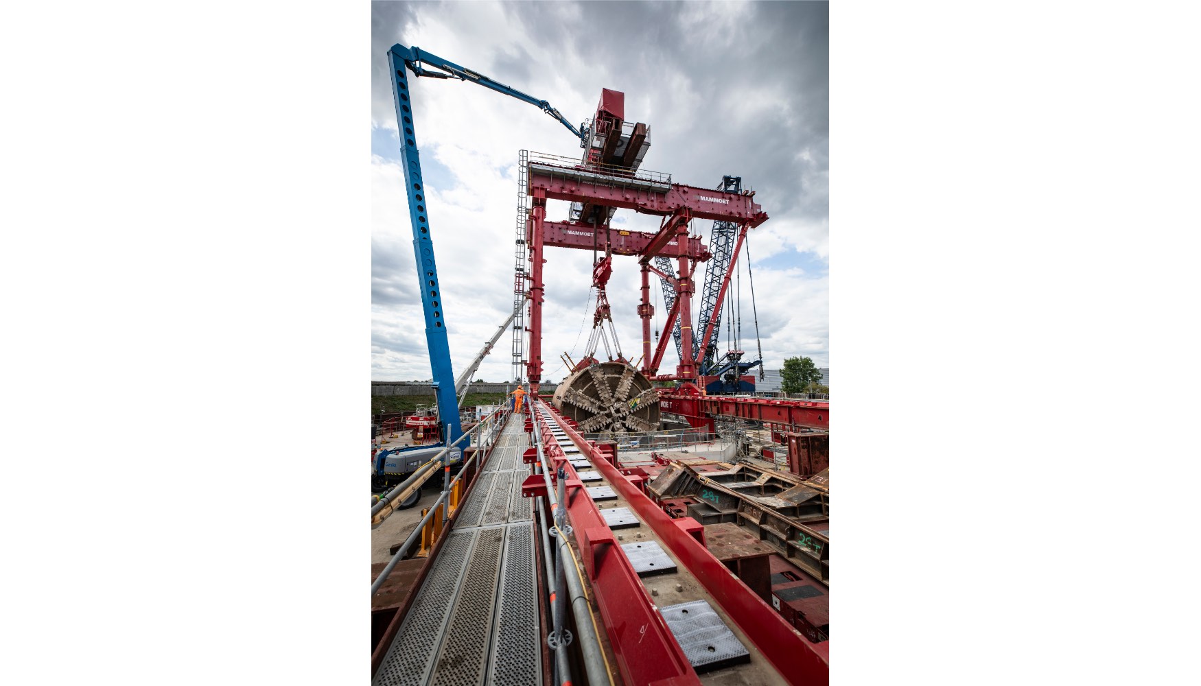 Con una cuna de acero para sujetar las secciones durante el transporte, los SPMT las conducen a una zona en la obra para su desmontaje...