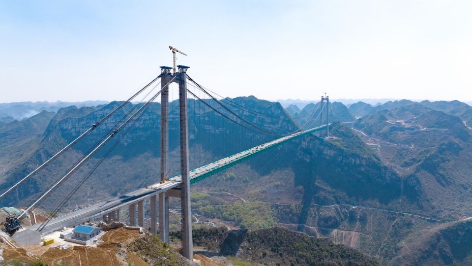 A nova ponte destaca-se pela sua altura livre de 625 m desde o tabuleiro at a superfcie do rio