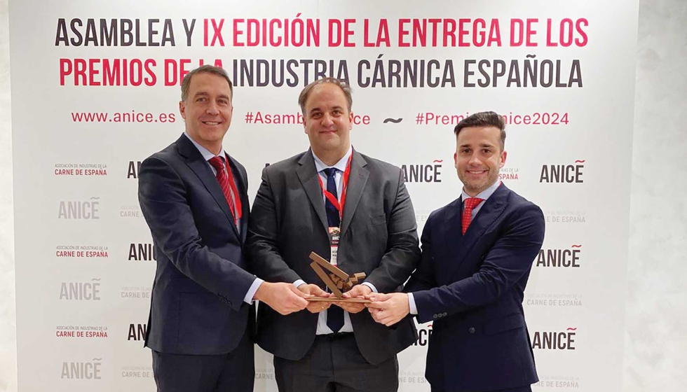 Darío Sánchez, técnico del Ayuntamiento de Guijuelo, junto a Roberto José Martín Benito, Alcalde, y Jesús Manuel Hdez... Darío Sánchez, técnico del Ayuntamiento de Guijuelo, junto a Roberto José Martín Benito, Alcalde, y Jesús Manuel Hdez...