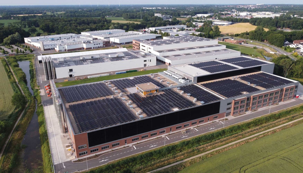 La nueva nave de Pppelmann est equipada con una amplia instalacin fotovoltaica de 2.000 kWp en el techo