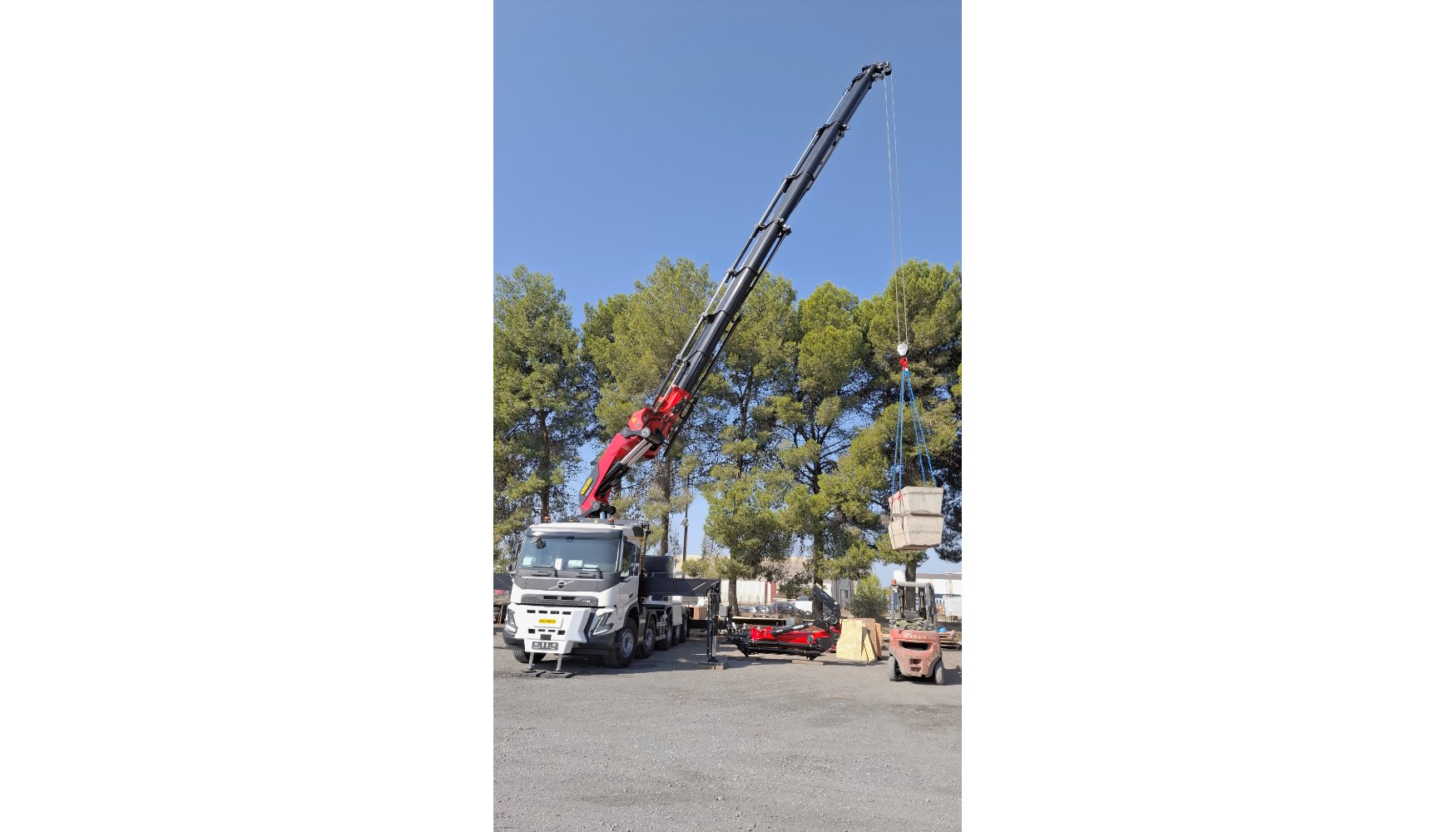 La gra ofrece un alcance horizontal de 33,4 m y hasta 1.500 kg de carga