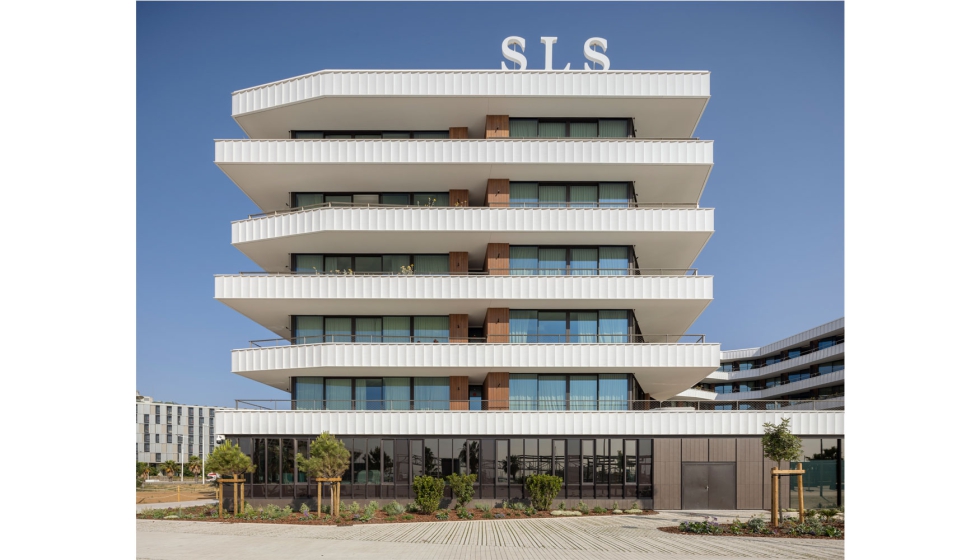 Para la fachada del Hotel Frum de Barcelona, el estudio de arquitectura B720 ha apostado por un material que combina diseo...