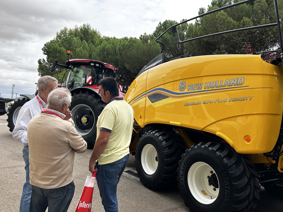 Exposición de equipos CASE y NEW HOLLAND del nuevo concesionario AGNIA en Castilla y León durante el Congreso 'El Futuro del Cereal' 2025... Exposición de equipos CASE y NEW HOLLAND del nuevo concesionario AGNIA en Castilla y León durante el Congreso 'El Futuro del Cereal' 2025...