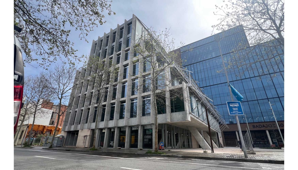 En las fachadas laterales se han empleado los vidrios Cool-Lite SKN 183 y Cool-Lite Xtreme 70/33, de Saint-Gobain Glass