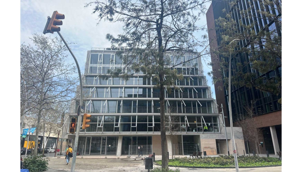 En las plantas bajas del edificio y en la fachada orientada a la plaza, se ha optado por el doble acristalamiento Planitherm XN en ventanas...